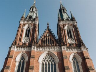 Erkunde die Merkmale der Münchner Frauenkirche