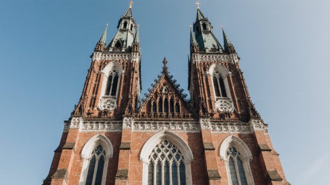 Erkunde die Merkmale der Münchner Frauenkirche